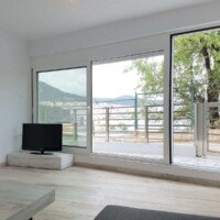 Panorama House 1 Panorama House Kavala – φωτεινό σαλόνι με μεγάλες μπαλκονόπορτες και θέα θάλασσα & πόλη