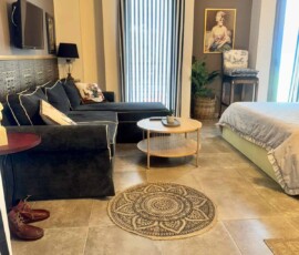 Lux studio 365 9 Καθιστικό με μοντέρνο καναπέ, ριγέ κουρτίνες και διακόσμηση με πίνακα στο Lux Studio 365