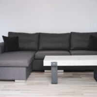 Panorama House 2 Panorama House – γκρι γωνιακός καναπές με τραπεζάκι σε μοντέρνο καθιστικό