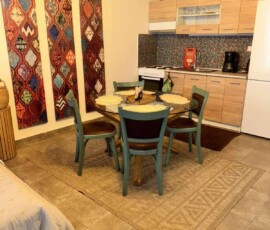 Lux studio 365 11 Πλήρως εξοπλισμένη κουζίνα με τραπέζι φαγητού και καλλιτεχνικά διακοσμητικά στο Lux Studio 365