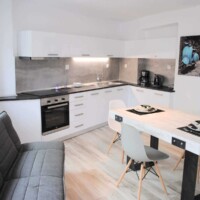 Panorama House 5 Panorama House – πλήρως εξοπλισμένη λευκή κουζίνα σε σχήμα L με τραπεζαρία για 4 άτομα