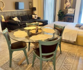 Lux studio 365 12 Τραπεζαρία με στρογγυλό τραπέζι και τέσσερις καρέκλες σε ενιαίο χώρο διαμονής στο Lux Studio 365