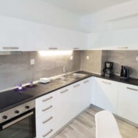 Panorama House 4 Panorama House – πάγκος κουζίνας με εστίες, φούρνο, διπλό νεροχύτη, καφετιέρα & βραστήρα