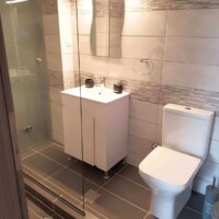 Panorama House 11 Panorama House – μοντέρνο μπάνιο με walk-in ντουζιέρα, γυάλινο χώρισμα και φωτιζόμενο καθρέφτη