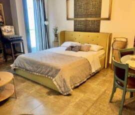 Lux studio 365 7 Κίτρινο κρεβάτι με μοναδική διακόσμηση τοίχου και έργα τέχνης στο Lux Studio 365