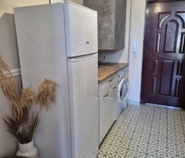 Lux Studio 365 V1 9 Κουζίνα με ψυγείο, πλυντήριο ρούχων και ντουλάπια αποθήκευσης στο Lux Studio 365