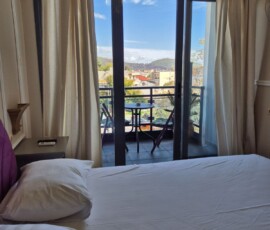 Lux Studio 365 V1 10 Υπνοδωμάτιο με άμεση πρόσβαση στο μπαλκόνι και θέα σε λόφους και πόλη στο Lux Studio 365