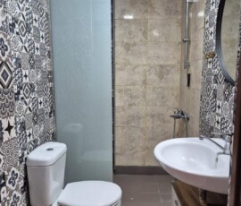 Lux studio 365 4 Μπάνιο με εντυπωσιακά ασπρόμαυρα πλακάκια, γυάλινο διαχωριστικό και λευκή λεκάνη στο Lux Studio 365