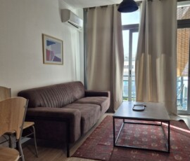 Lux Studio 365 V1 6 Άποψη καθιστικού με καφέ καναπέ, χαλί και τραπεζάκι στο Lux Studio 365