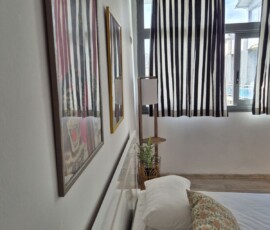 Lux studio 365 6 Κρεβάτι με διακόσμηση γάτας και φυτό σε φυσικό φως στο Lux Studio 365