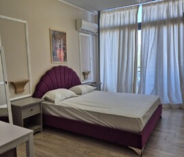 Lux Studio 365 V1 7 Υπνοδωμάτιο με ροζ κεφαλάρι, λευκά σεντόνια και διάχυτο φυσικό φως στο Lux Studio 365 V1