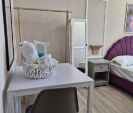 Lux Studio 365 V1 4 Λευκό γραφείο με διακόσμηση από πετσέτες και μεταλλική καρέκλα στο Lux Studio 365