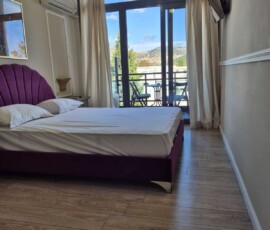 Lux Studio 365 V1 3 Υπνοδωμάτιο με διπλό κρεβάτι, τηλεόραση και πρόσβαση στο μπαλκόνι στο Lux Studio 365