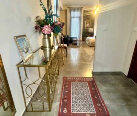 Lux studio 365 3 Χώρος υποδοχής με χρυσή κονσόλα, λουλούδια και ανατολίτικο χαλί στο Lux Studio 365