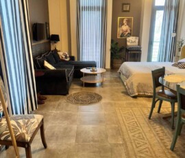 Lux studio 365 2 Γενική άποψη του στούντιο με κρεβάτι, καναπέ και τραπεζαρία στο Lux Studio 365