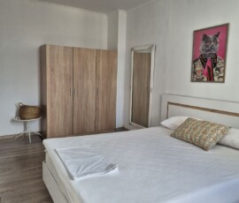 Lux studio 365 1 Υπνοδωμάτιο με λευκά σεντόνια, ξύλινη ντουλάπα και μοντέρνο πίνακα στο Lux Studio 365