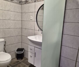 Lux Studio 365 V1 2 Μπάνιο με μίνιμαλ πλακάκια, στρογγυλό καθρέφτη και γυάλινο διαχωριστικό στο Lux Studio 365