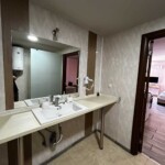 365 Studio 4 Ανακαινισμένο δωμάτιο ξενοδοχείου Kavala Stay με μοντέρνο στιλ, διπλό κρεβάτι και πέτρινα στοιχεία, ιδανικό για άνετη διαμονή στην Καβάλα, με πρόσβαση σε παροχές και άνεση.