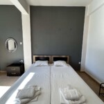 365 Studio 8 Ανακαινισμένο δωμάτιο ξενοδοχείου Kavala Stay με μοντέρνο στιλ, διπλό κρεβάτι και πέτρινα στοιχεία, ιδανικό για άνετη διαμονή στην Καβάλα, με πρόσβαση σε παροχές και άνεση.