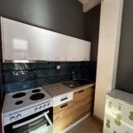 365 Studio 10 Μοντέρνα κουζίνα πλήρως εξοπλισμένη για την προετοιμασία γευμάτων.