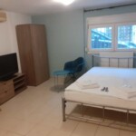 Blue Studio Καβάλα 4 Blue Studio Καβάλα – ευρύχωρο δωμάτιο με κρεβάτι, τραπέζι και καθίσματα