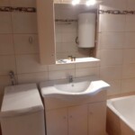 Blue Studio Καβάλα 5 Blue Studio Καβάλα – καθαρό μπάνιο με νιπτήρα και καθρέφτη