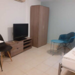 Blue Studio Καβάλα 6 Blue Studio Καβάλα – καθιστικό με τηλεόραση και γραφείο εργασίας