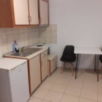 Blue Studio Καβάλα 8 Blue Studio Καβάλα – μικρή κουζίνα με εστίες, ψυγείο και τραπεζάκι