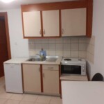 Blue Studio Καβάλα 14 Blue Studio Καβάλα – πλήρως εξοπλισμένη κουζίνα με ντουλάπια και καθίσματα