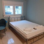 Blue Studio Καβάλα 18 Blue Studio Καβάλα – φωτεινό υπνοδωμάτιο με παράθυρο και μοντέρνα διακόσμηση
