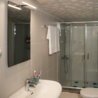 Aegean View Villa 17 Aegean View Villa – Μπάνιο με καμπίνα ντους, καθρέφτη με φωτισμό και σεσουάρ