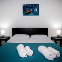 Aegean View Villa 13 Aegean View Villa – Υπνοδωμάτιο με πίνακες και ουδέτερους τόνους