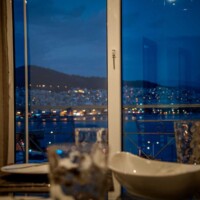 Aegean View Villa 12 Aegean View Villa – Τραπεζαρία με νυχτερινή θέα στα φώτα της πόλης και του λιμανιού