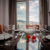 Aegean View Villa 11 Aegean View Villa – Τραπεζαρία με θέα θάλασσα και πόλη από το παράθυρο