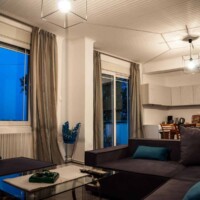 Aegean View Villa 6 Aegean View Villa – Καθιστικό με γωνιακό καναπέ, τηλεόραση και ατμοσφαιρικό φωτισμό