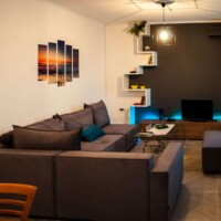 Aegean View Villa 5 Aegean View Villa – Τραπεζαρία με θέα στο σαλόνι, open plan χώρος με φυσικό φως