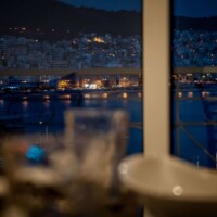 Aegean View Villa 4 Aegean View Villa – Τραπεζαρία με νυχτερινή θέα στα φώτα της πόλης και του λιμανιού
