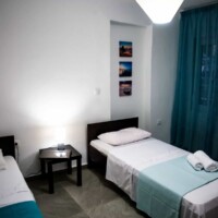 Aegean View Villa 1 Aegean View Villa – Δίκλινο υπνοδωμάτιο με δύο μονά κρεβάτια και κομοδίνο με φωτιστικό