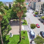 Castle View Deluxe 1 Castle View Deluxe Καβάλα – μπαλκόνι με τραπέζι πρωινού και θέα στην παλιά πόλη
