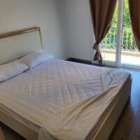 Castle View Deluxe Καβάλα – υπνοδωμάτιο με λευκά λινά και ζεστό φωτισμό