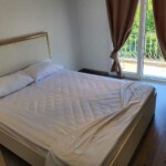 Castle View Deluxe 12 Castle View Deluxe Καβάλα – υπνοδωμάτιο με λευκά λινά και ζεστό φωτισμό