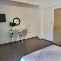 Castle View Deluxe Καβάλα – μοντέρνο καθιστικό με τραπεζάκι και διακόσμηση