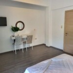 Castle View Deluxe 7 Castle View Deluxe Καβάλα – μοντέρνο καθιστικό με τραπεζάκι και διακόσμηση