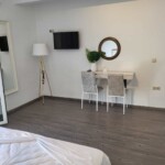 Castle View Deluxe 6 Castle View Deluxe Καβάλα – σαλόνι με θέα στο κάστρο από τη μπαλκονόπορτα