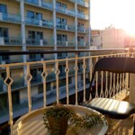 Castle View Studio Kavala 1 Μαγική νυχτερινή εικόνα της Καβάλας από το μπαλκόνι με το κάστρο φωτισμένο.