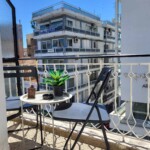 Castle View Studio Kavala 3 μαγευτικη θέα από το μπαλκόνι με φωτισμένο κάστρο.