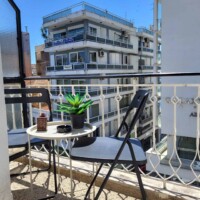 μαγευτικη θέα από το μπαλκόνι με φωτισμένο κάστρο.