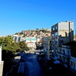 Castle View Studio Kavala 2 Μπαλκόνι με θέα το κάστρο της Καβάλας, ιδανικό για στιγμές χαλάρωσης και ρομαντικά δείπνα.