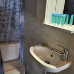 Castle View Studio Kavala 9 Μοντέρνο μπάνιο με καμπίνα ντους και κομψή αισθητική.