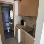 Castle View Studio Kavala 7 Λεπτομέρειες κουζίνας με νιπτήρα και επιφάνειες εργασίας.